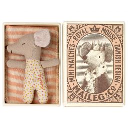 Baby Mouse in matchbox rose Maïleg Maileg Ikaipaka jeux &